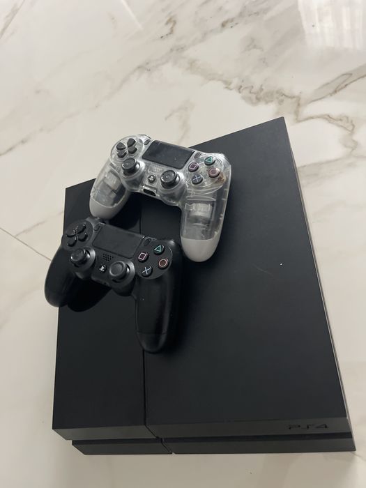 Vand un ps4 va dau telecomandele si cablurile