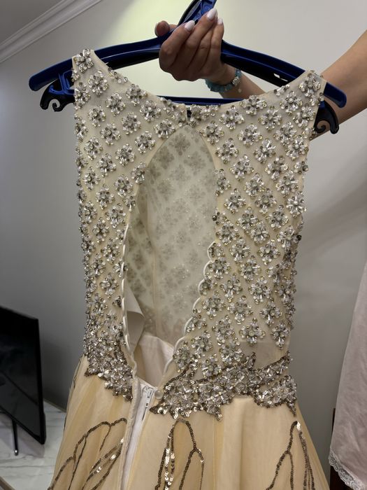 Продам очень красивое платье, со шлейфом