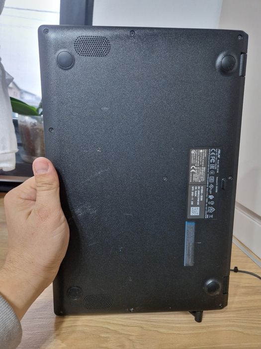 Vand laptop Asus