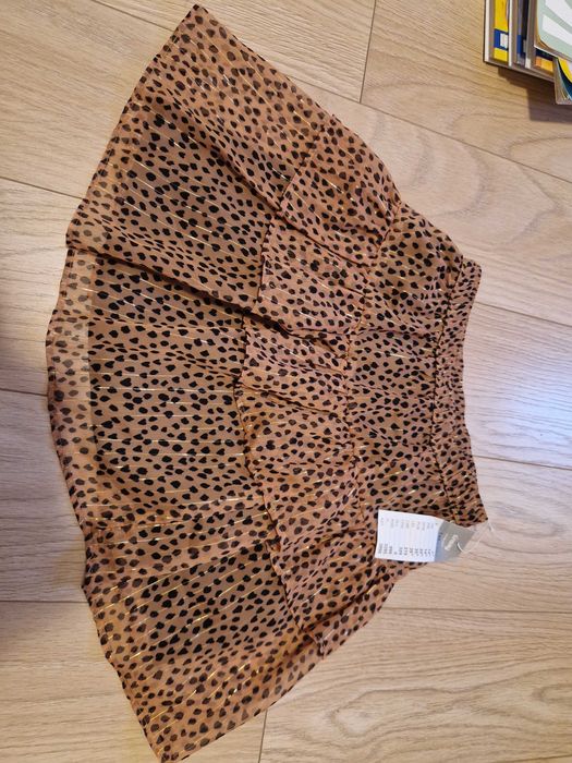 Vand lot hainute noi cu eticheta