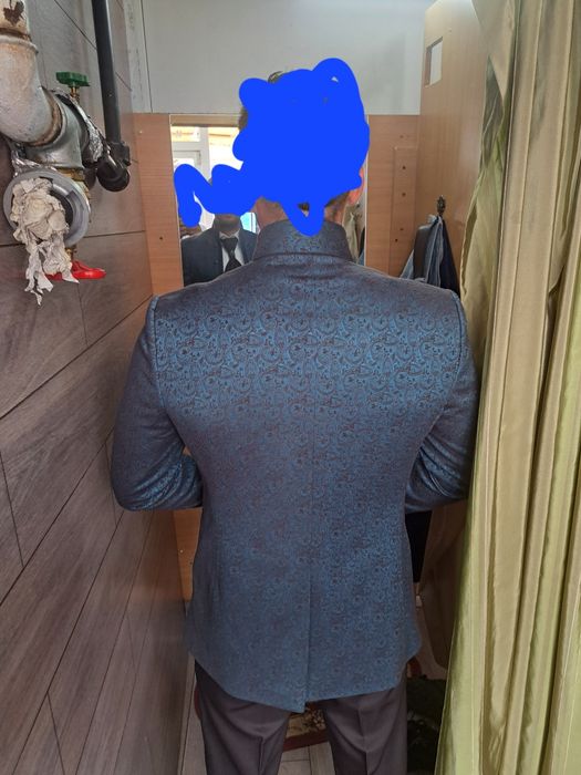 Costum cu cămașă și cravata de mire