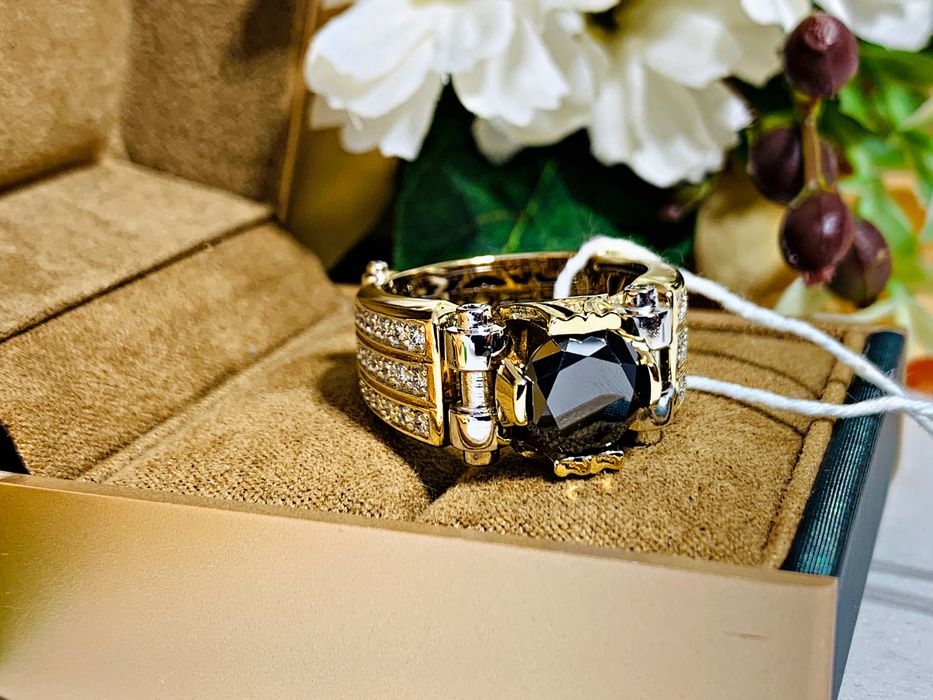 золотой перстень с белыми бриллиантами и крупным черным бриллиантом