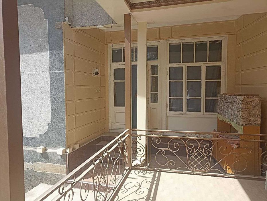 Uy sotiladi. 8 sotih va uy ruparasida 3,5 sotih yeri ham bor.