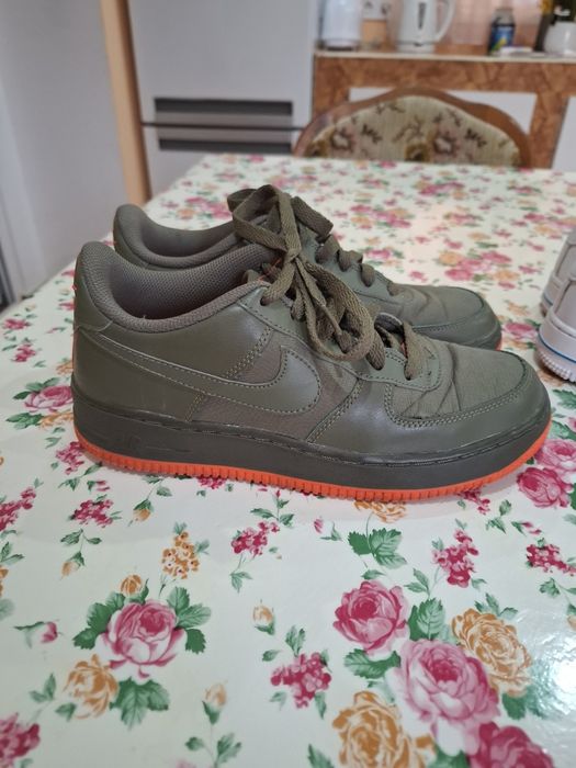 Adidași Nike din piele