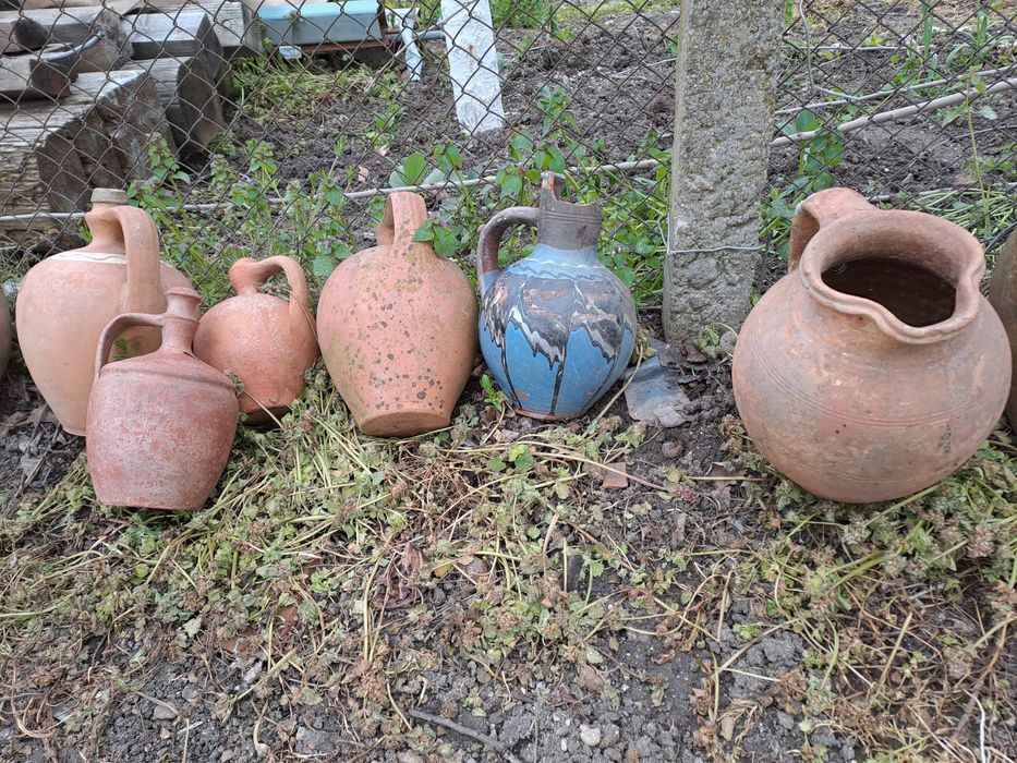 Стари делви, гърнета и стомнички