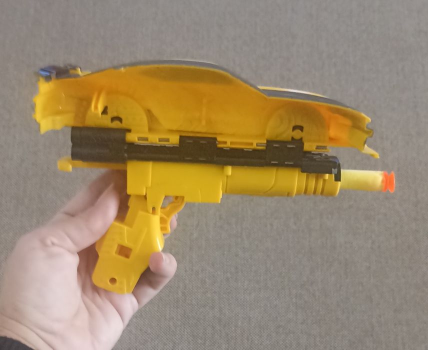 Бъмбълби Трансформърс кола-пистолет + два пистолета - изстрелвачки