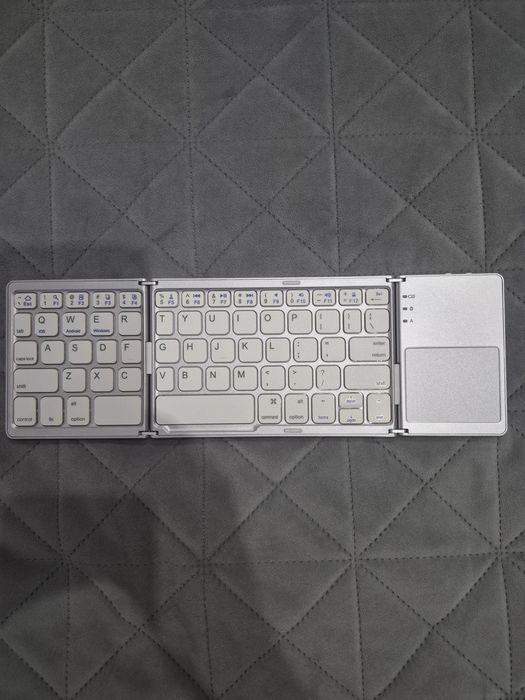 Продавам Bluetooth keyboard и безжични слушалки SoundBeat Plus