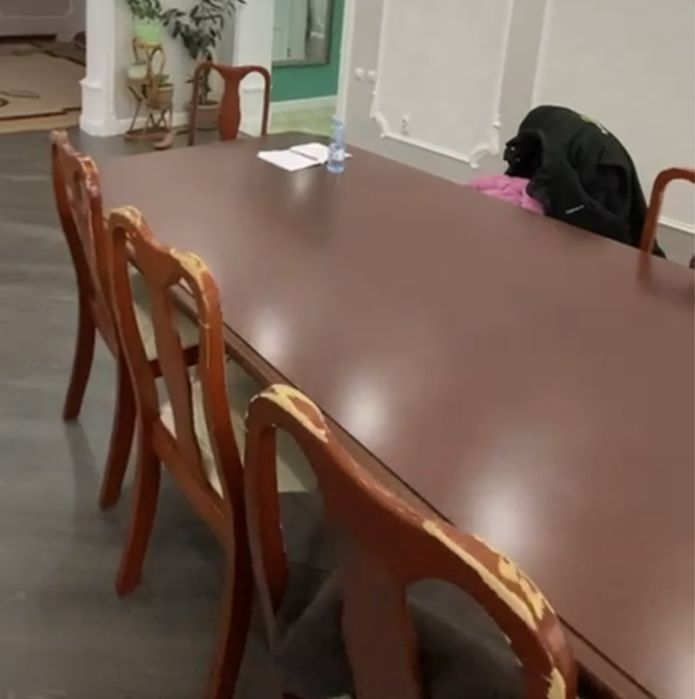 Продаю стол со стульями