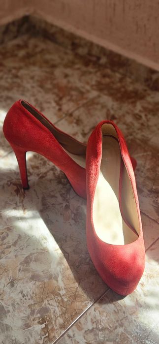 Червени обувки на висок ток