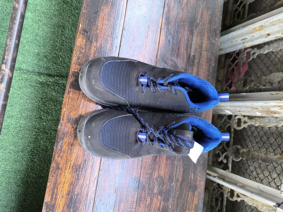 Срочно продам спец кросовки.