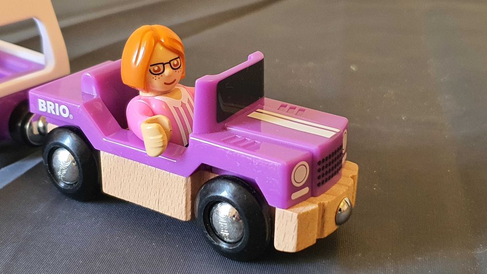 Set de la Brio masina cu remorca si figurina