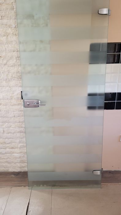 Ușă de sticlă cu toc pentru interior.