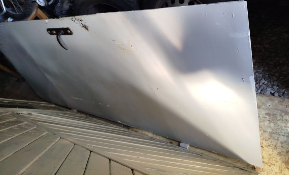 Метална врата . . .