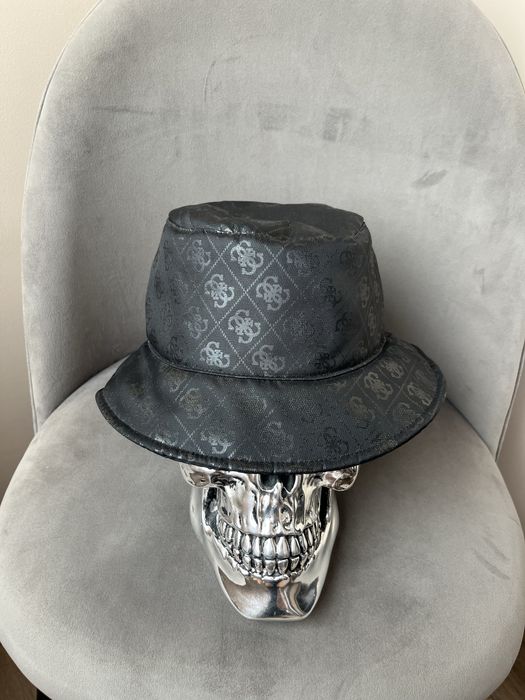 Шапка , бъкет или идиотка Guess