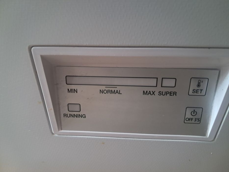 Ladă frigorifică samus folosită foarte puțin și niște pete de umiditate