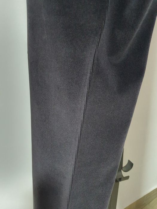 Pantaloni 54, material tip reiat,model care poate fi purtat la sacou