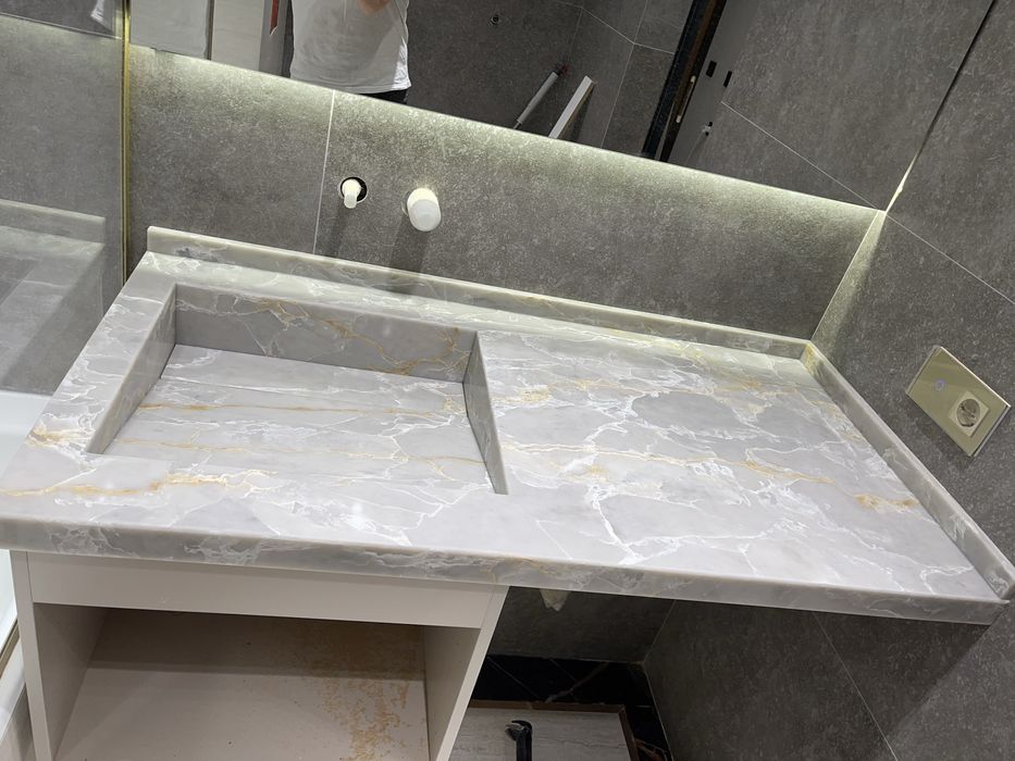 Столешница из искусственного камня кварц и акрил.
