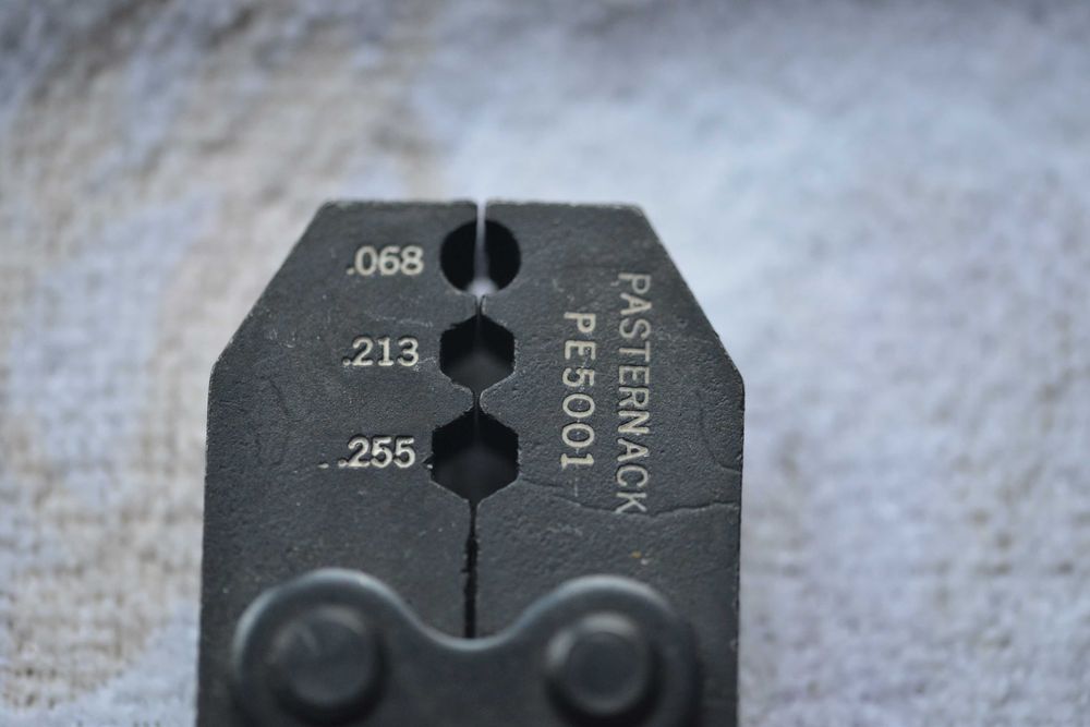 Pereche de 2 clești profesionali de sertizare Pasternack.