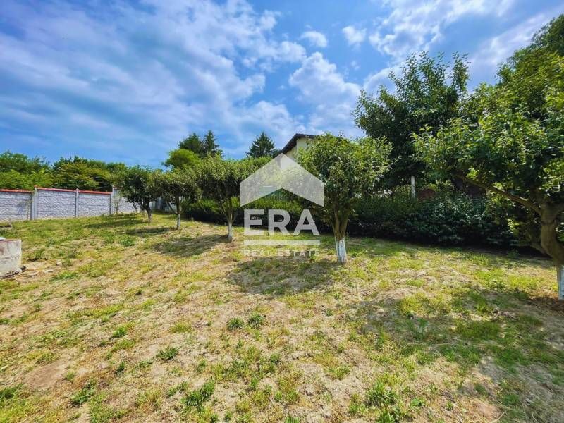 Урегулиран поземлен имот за продажба, със законна постройка, ток и два