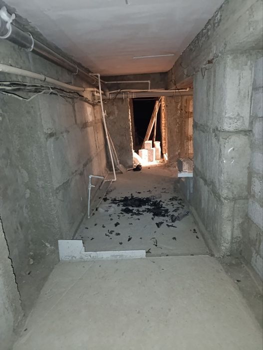 5-mikr. Ismoil Gulrux yonidagi qizil domda 52m²li padval sotiladi