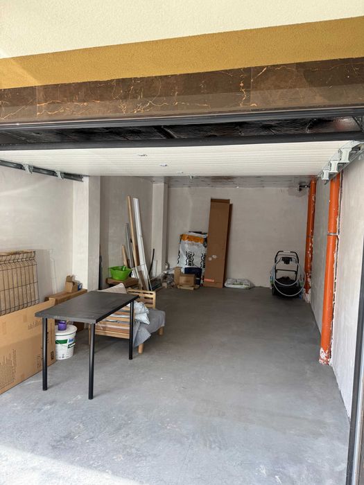 Дава се под наем обзаведен двустаен апартамент със собствен двор