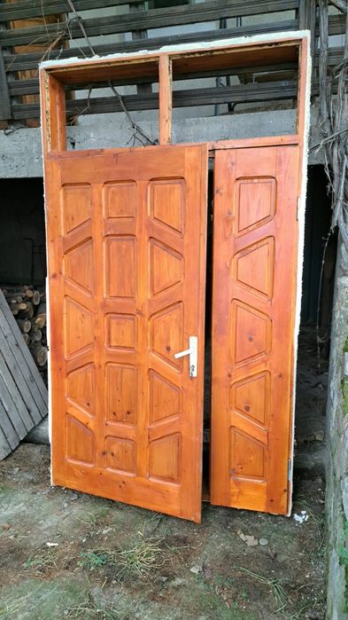 Usa exterior din lemn