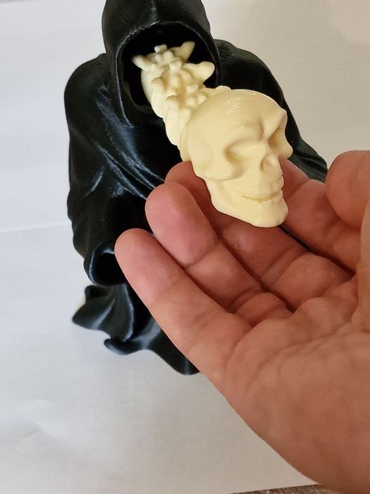 Хелолуин фигурка на покривало с вадещ се череп и гръбначен стълб