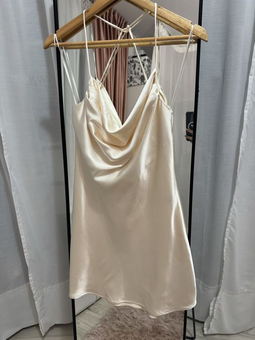 Rochie crem deschis / oyster satinat tip furou cu spatele gol Zara S