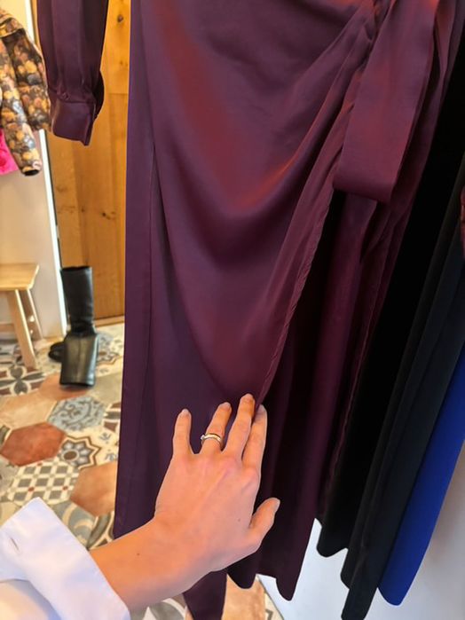 Сатенена бордо рокля Mango в XS