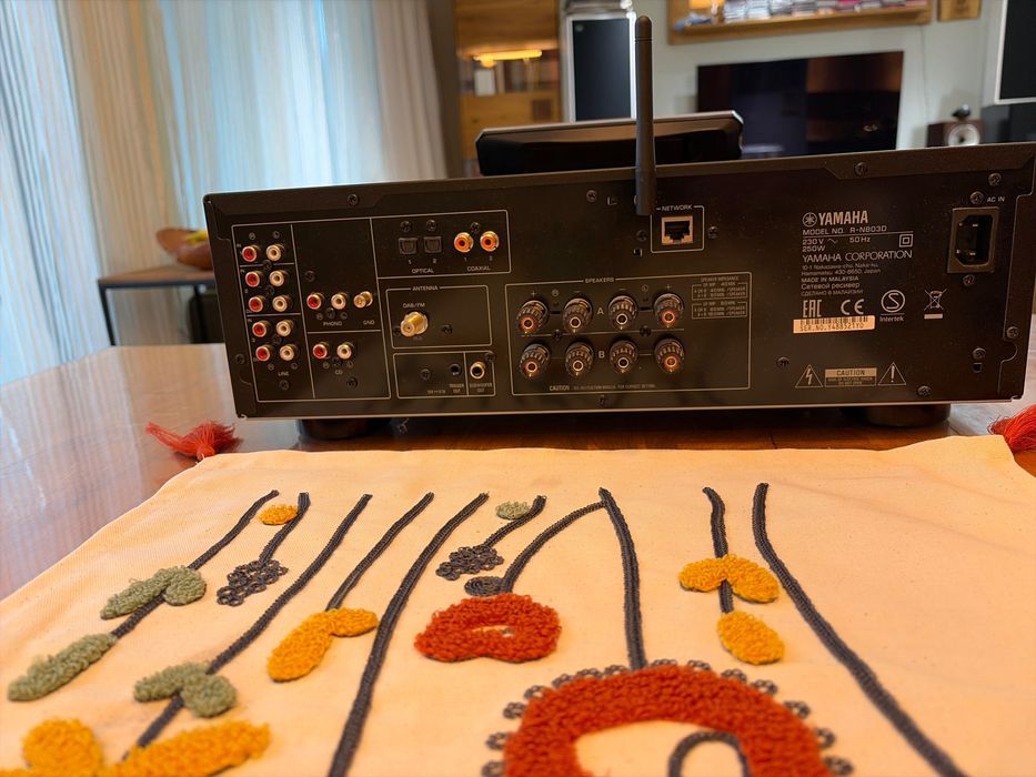 Продавам Ресийвър Yamaha - R-N803D, черен