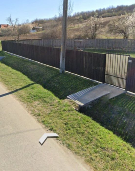 Vând teren cu casă bătrânească  în comuna Vulpeni