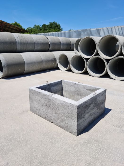 Capace din beton armat cu usa