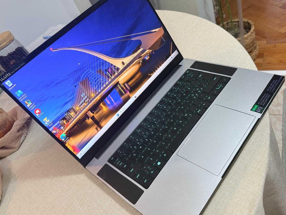 Razer Blade 15 i7-10750H RTX 2070 Max-Q 32GB RAM 1TB SSD 144Hz
