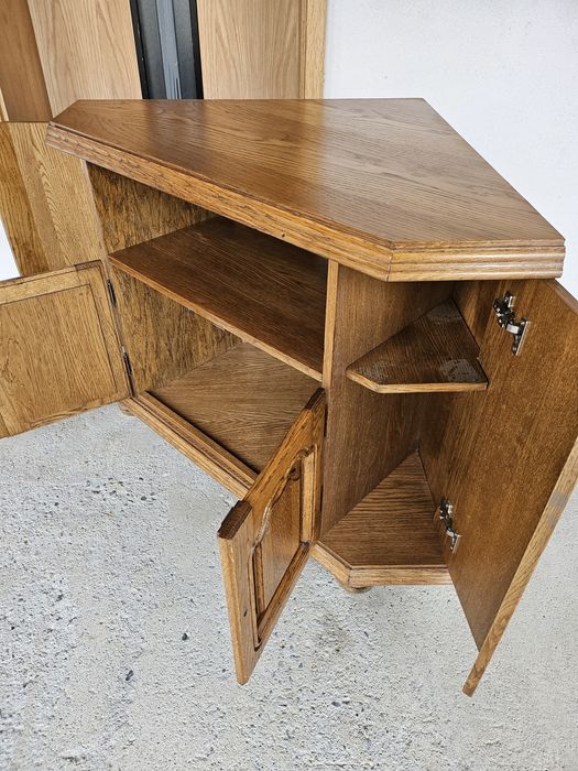 Comodă pe colț de lemn