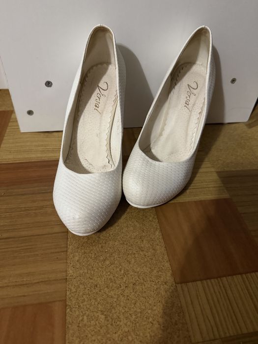 Продам свадебные белые туфли