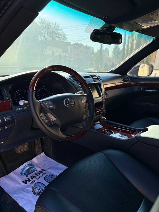 Lexus LS460L Executive Edition Роскошь и Совершенство с мин. пробегом