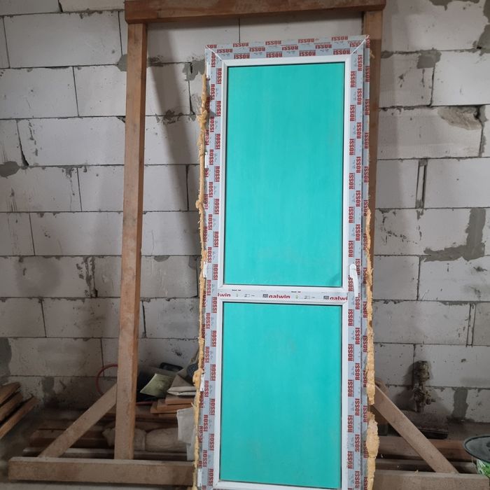 Пластиковая дверь