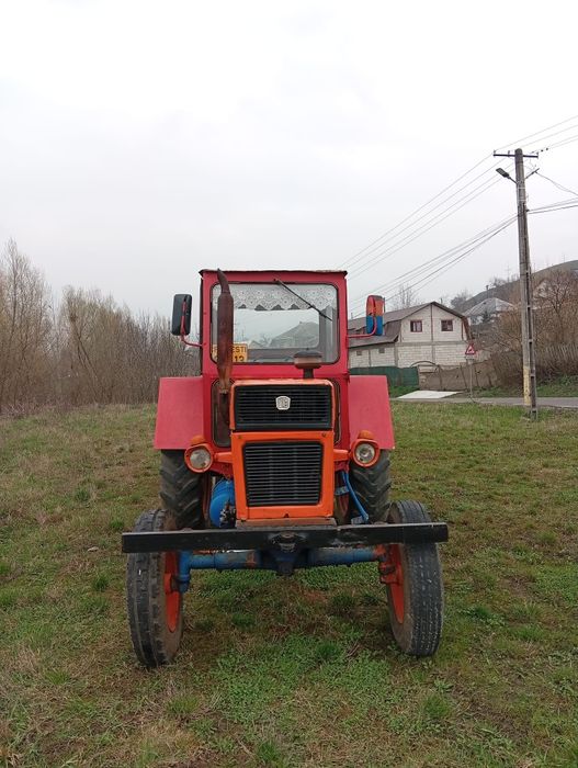 Tractor U 650 cu plug 3 brazde +cositoare mare 1,85 .toate sunt impecabile in stare fff buna de functionare.