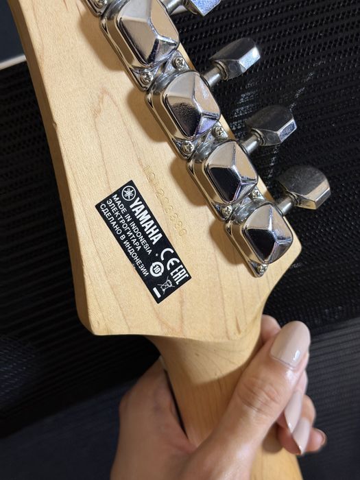 Yamaha Pacifica 012 в хорошем состоянии
