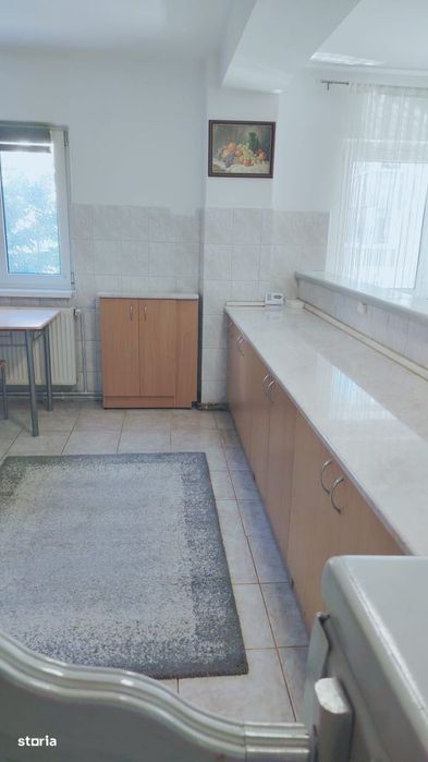 Inchiriez ap. cu 3 camere, 2 balcoane, Zona C.R.Vivo