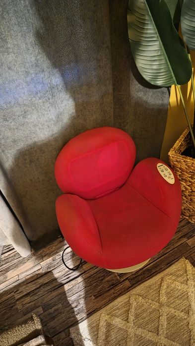 Scaun de masaj roșu cu funcții de rabatare și ridicare.