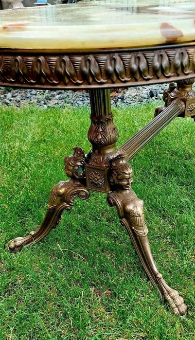 Măsuță de salon cu blat din onix și picior din bronz.