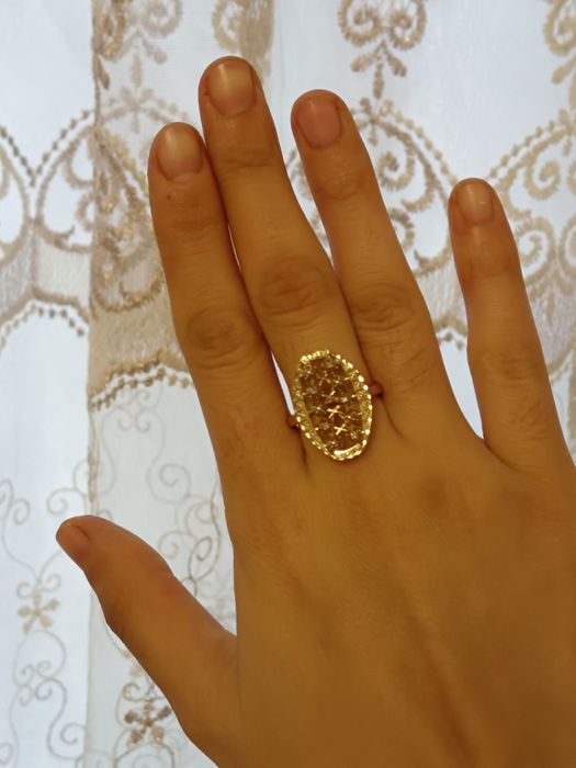 Золотистые серьги и кольцо с бриллиантам