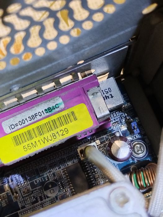 Стар компютър и монитор.