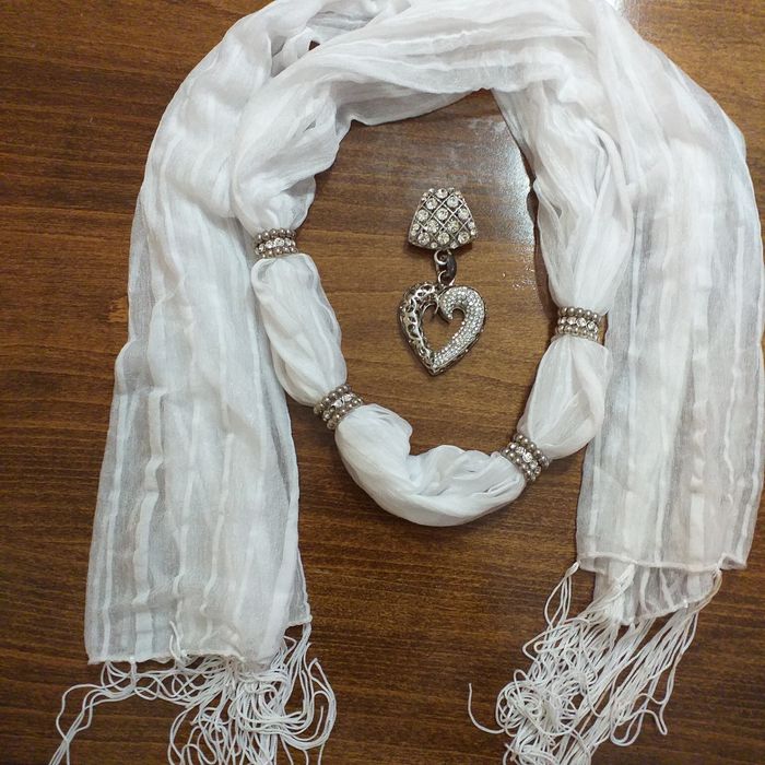 Колие в комбинация със шал