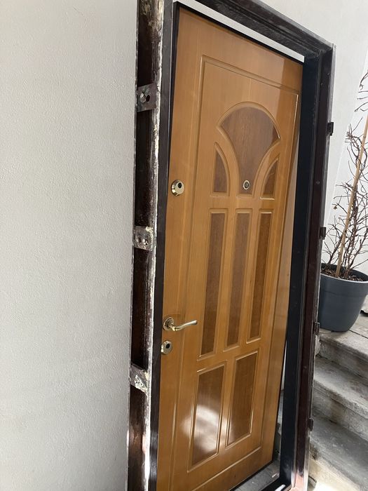 Usa metalica  intrare