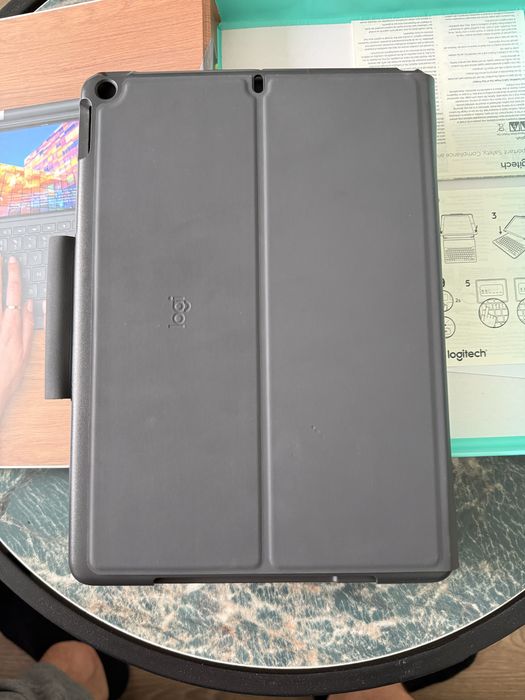 Калъф клавиетура Logitech Slim Folio за Ipad Air и Ipad Pro