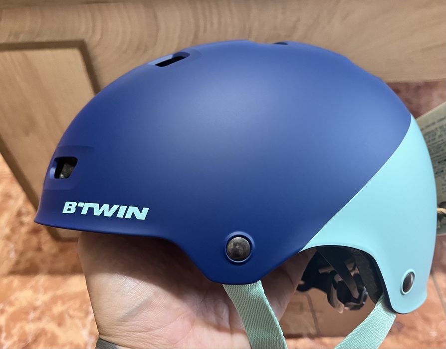 Чисто нова детска каска B-Twin