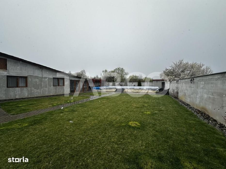 Casa individuala din 2 apartamente de vanzare formata si piscina