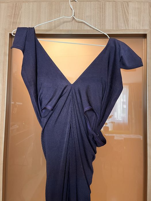 Дълга лилава рокля, с воал отзад